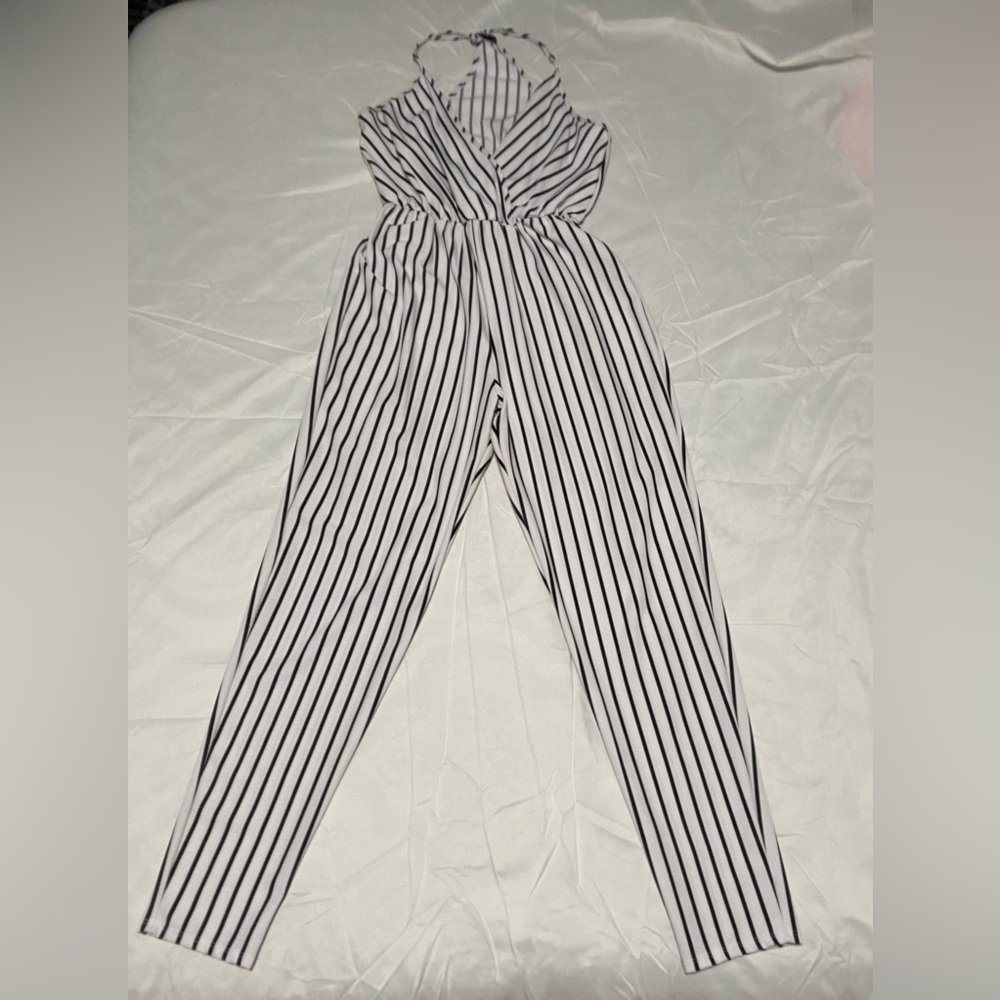 WHITE AND BLACK JUMPSUIT From WINDSOR, SIZE SMALL IN JUNIORS